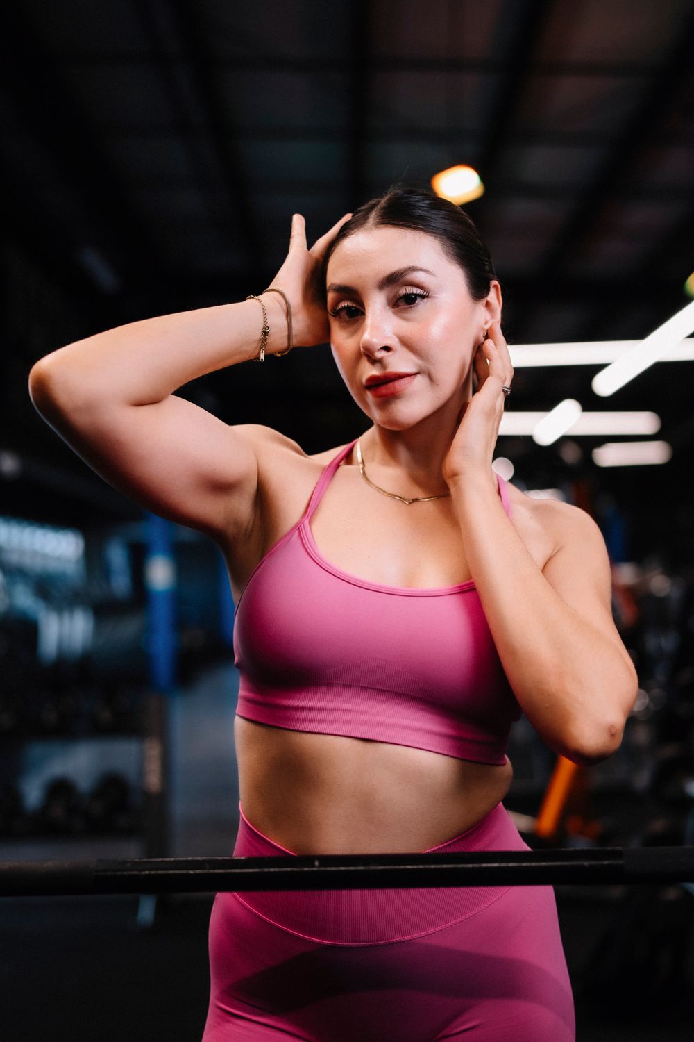 Mulher com top e legging de moda fitness